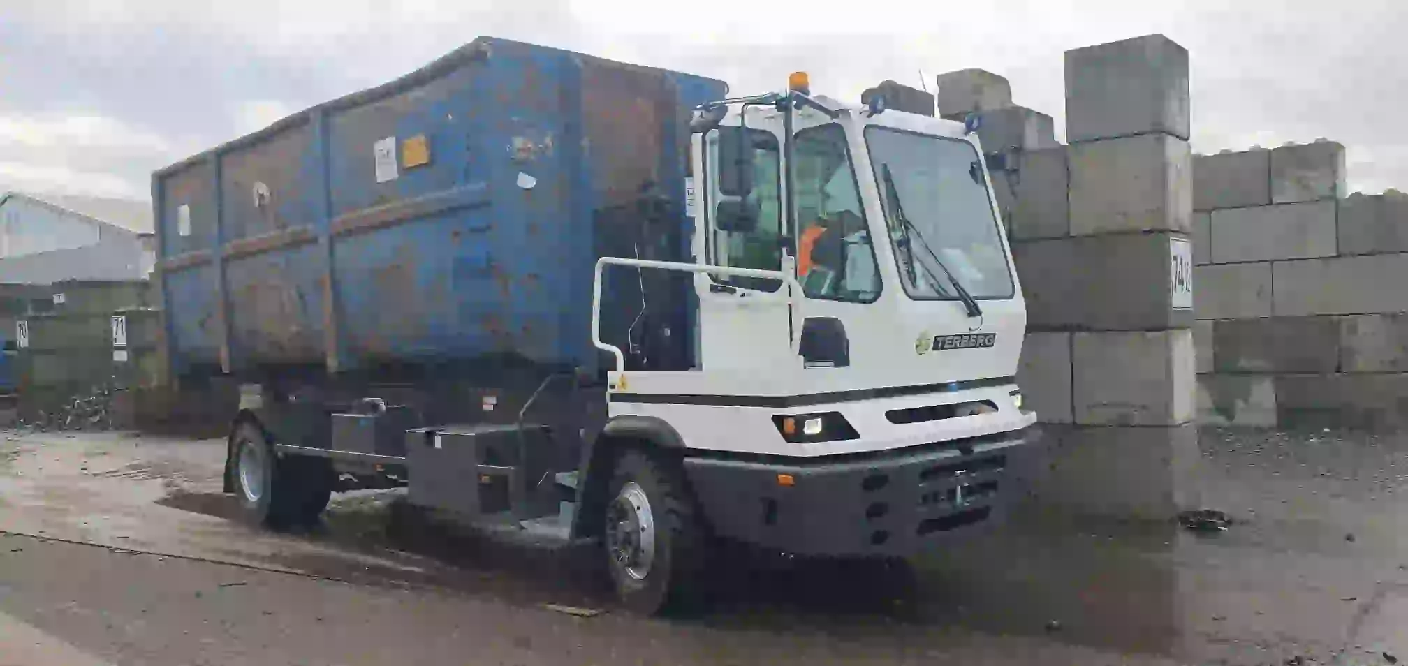 Aflevering aan HKS Scrap Metals B.V. vestiging Amersfoort een YT 222 4x2 Container Carrier met een 30 tons VDL haakarmsysteem